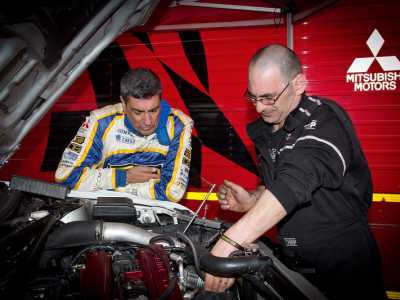 Il pilota barese e un meccanico mentre controllano il motore prima di una competizione di rally a Casarano, nel leccese